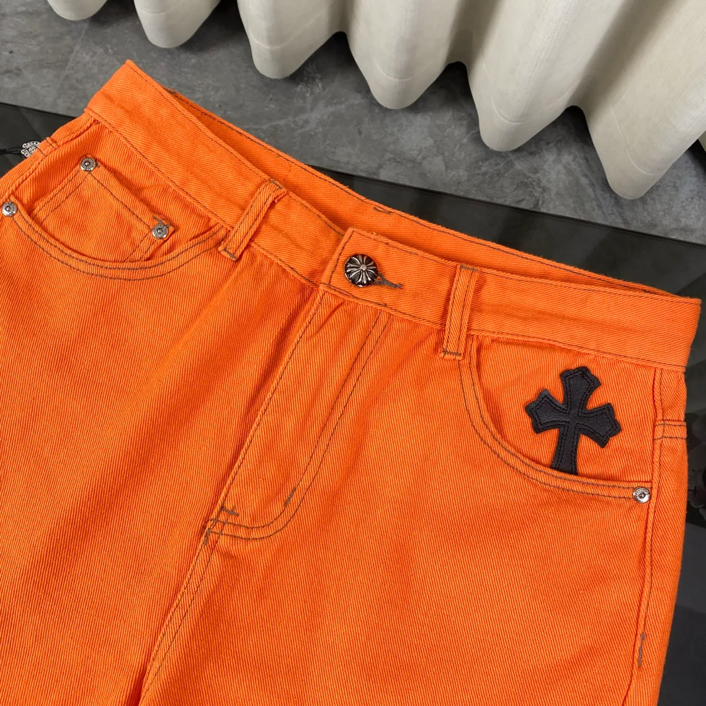 🅿️280 Chrome Hearts Orange Cow King Leather Flare Jeans 🌞It can be called the most summery style of Chrome Hearts. The vibrant orange is the unique and passionate color of summer. Wearing it, it seems to bring sunshine and dazzling.  These pants are modified based on Levi's genuine American-made 90 second-hand soleplates, and the quality is guaranteed. The sterling silver hardware accessories are full of texture and reflect fine light as the body moves, giving it a high-end feel. The lambskin leather craftsmanship is exquisite, the soft leather collides with the tough denim, and the design is full of sense.  The bell-bottom style is retro and fashionable. It not only modifies the shape of the legs, but also makes you walk with wind and full aura. Whether paired with a simple white T-shirt or a personalized short top, you can easily create an exclusive trendy look.  🔶The unique orange color stands out among the crowd of jeans and easily becomes the focus of your outfit.  Size covers M-XXL (corresponding to sizes 30-36),